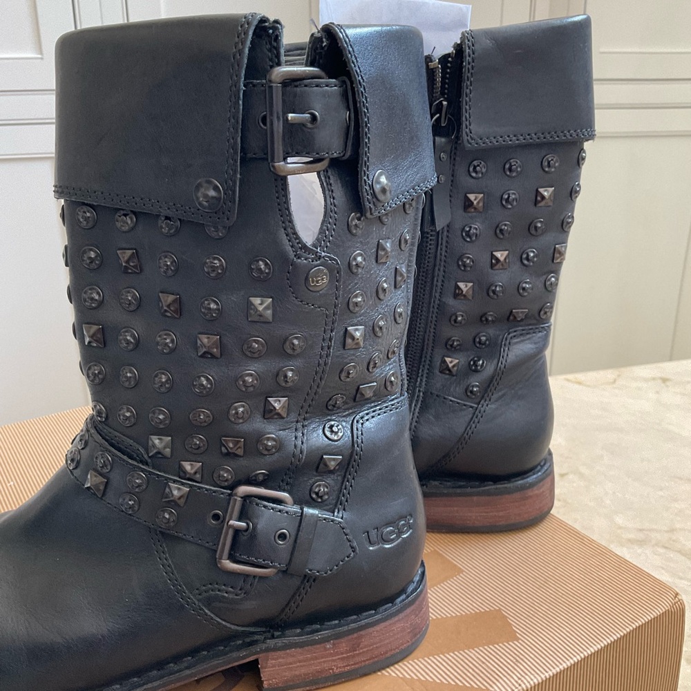 UGG BLACK LEATHER CONOR STUDS MOTO BOOTS - Picture 5 of 12